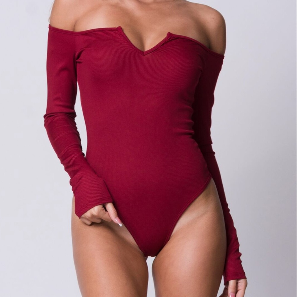 OFF SHOULDERS LONG SLEEVES BODYSUIT🛍🛍🛍